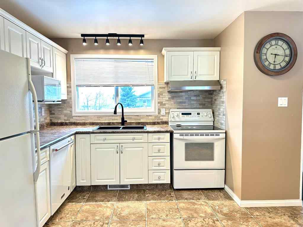MLS® A2209719 - 4922 53 Avenue  in NONE Kitscoty, Residential