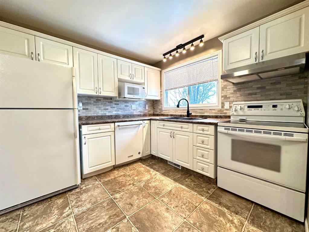 MLS® A2209719 - 4922 53 Avenue  in NONE Kitscoty, Residential