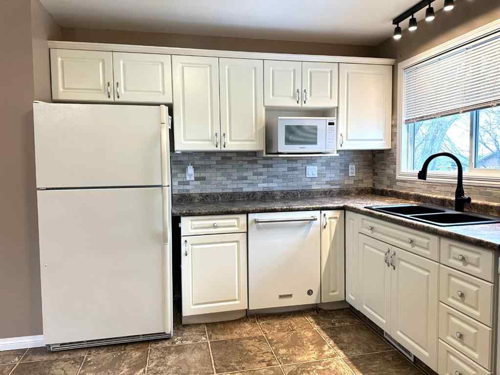 MLS® A2209719 - 4922 53 Avenue  in NONE Kitscoty, Residential