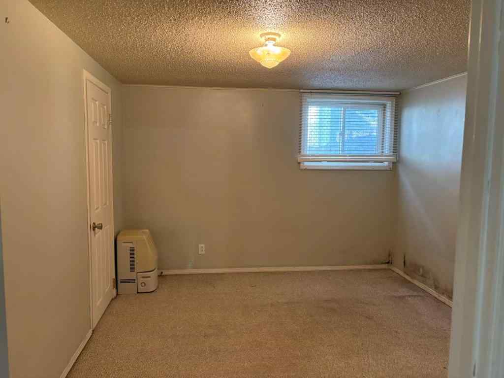 MLS® A2211175 - 2111 Halifax Crescent NW in Banff Trail Calgary, Residential