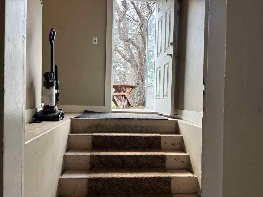 MLS® A2211175 - 2111 Halifax Crescent NW in Banff Trail Calgary, Residential