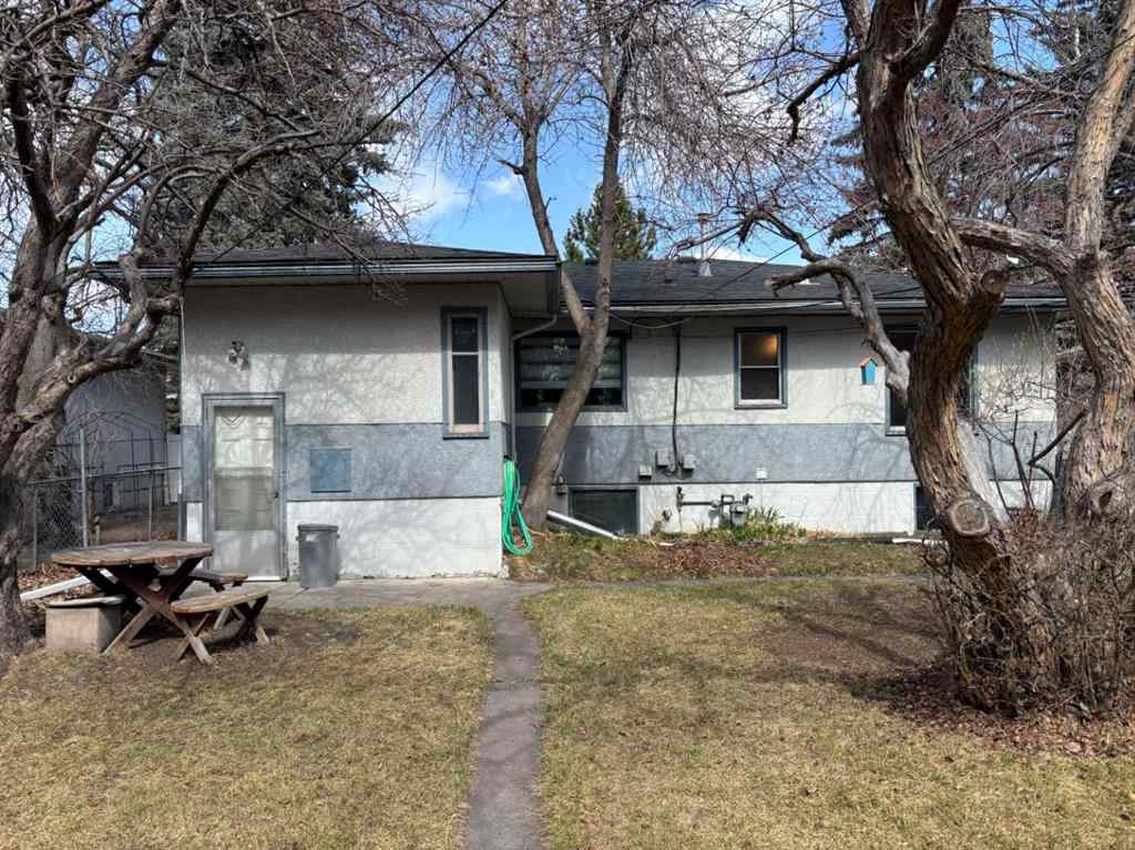 MLS® A2211175 - 2111 Halifax Crescent NW in Banff Trail Calgary, Residential