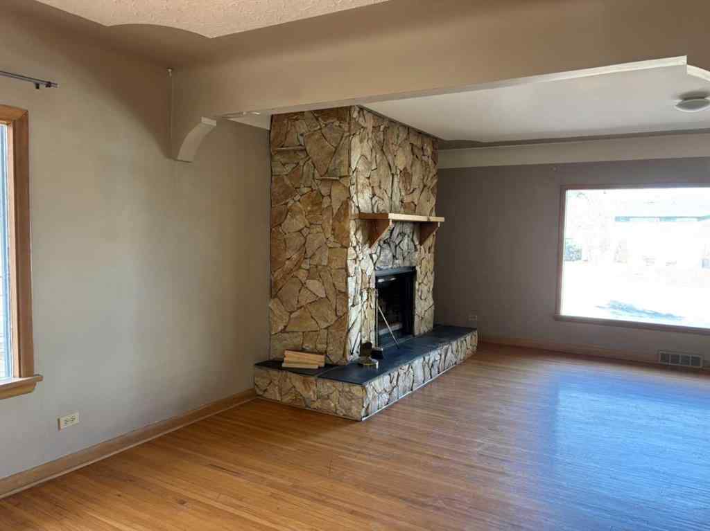 MLS® A2211175 - 2111 Halifax Crescent NW in Banff Trail Calgary, Residential