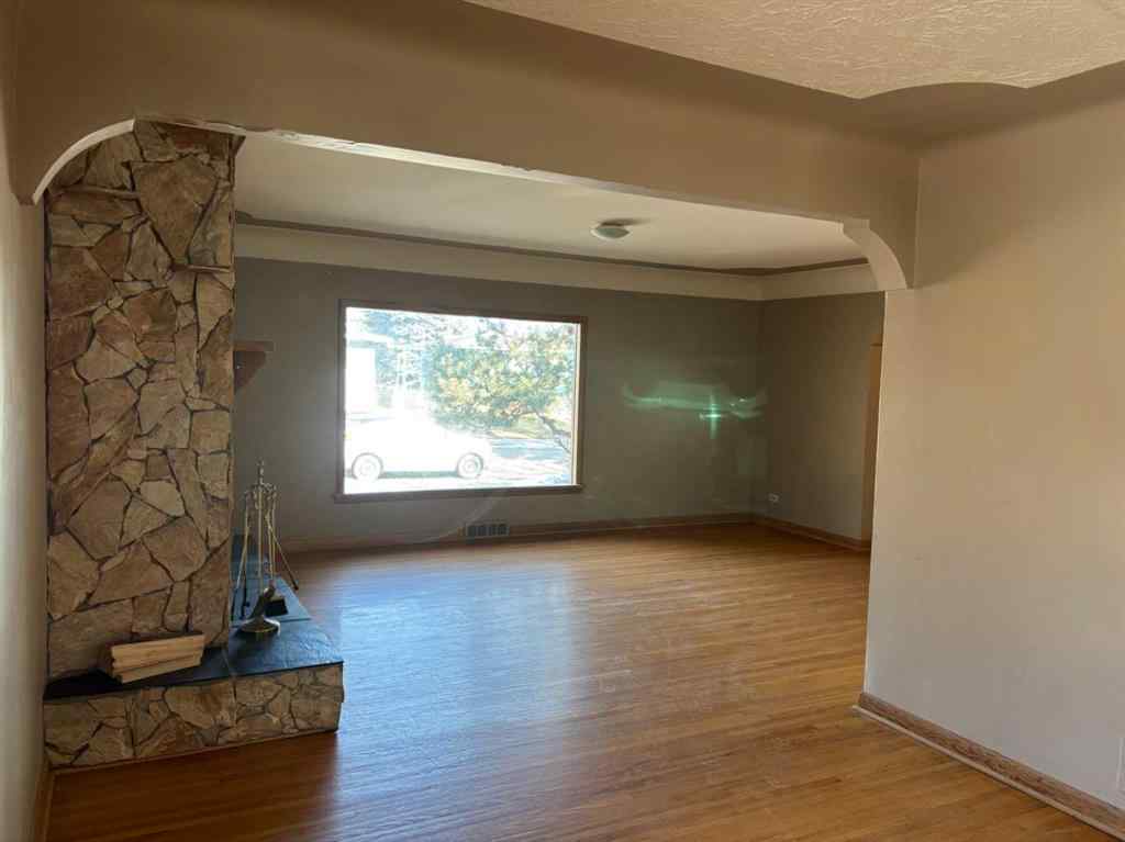 MLS® A2211175 - 2111 Halifax Crescent NW in Banff Trail Calgary, Residential