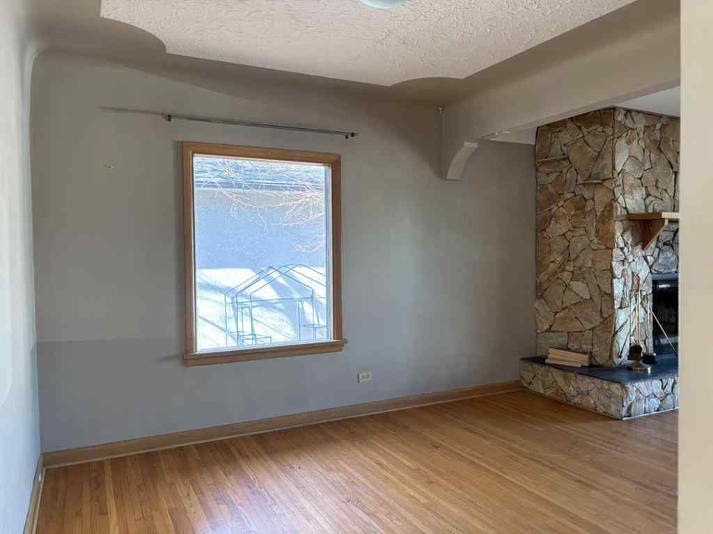 MLS® A2211175 - 2111 Halifax Crescent NW in Banff Trail Calgary, Residential