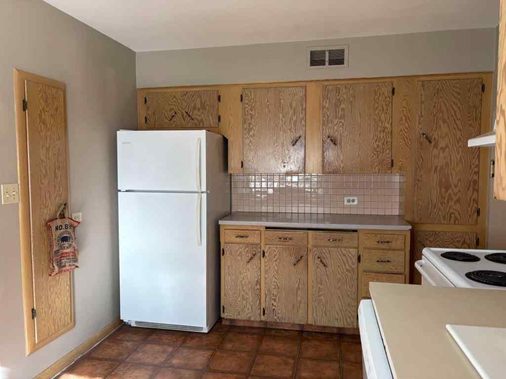 MLS® A2211175 - 2111 Halifax Crescent NW in Banff Trail Calgary, Residential