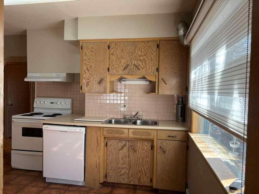 MLS® A2211175 - 2111 Halifax Crescent NW in Banff Trail Calgary, Residential