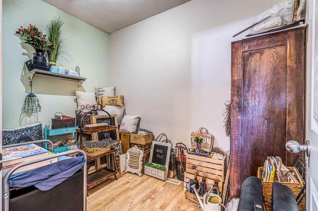 MLS® A2211615 - 23 Railway Avenue N in Marwayne Marwayne, Commercial