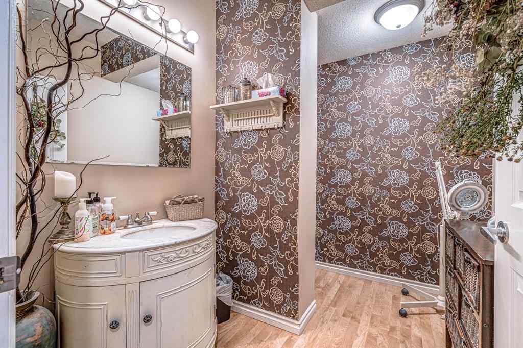 MLS® A2211615 - 23 Railway Avenue N in Marwayne Marwayne, Commercial