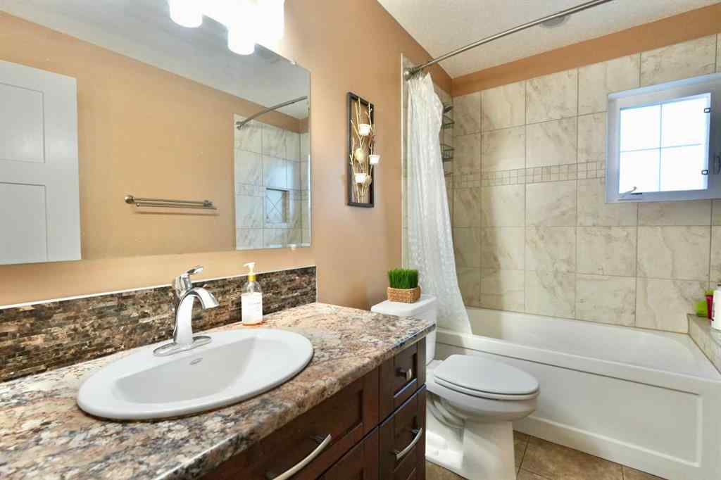 MLS® A2212380 - 10313 86 Street  in Saddleback Ridge Peace River, Residential