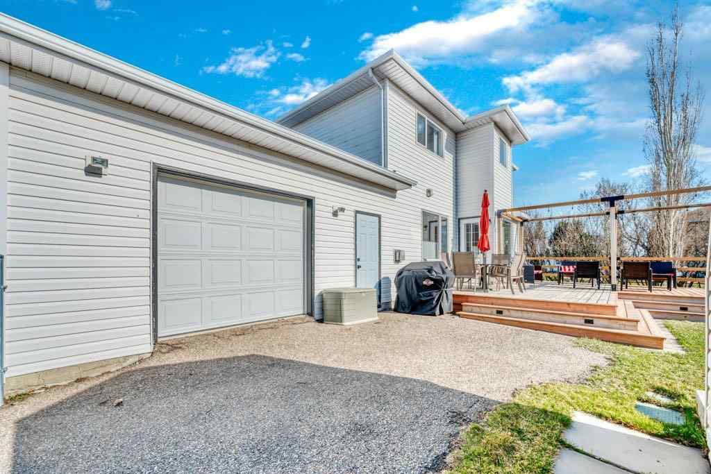 MLS® A2214022 - 701 East Lakeview Road  in East Chestermere Chestermere, Residential