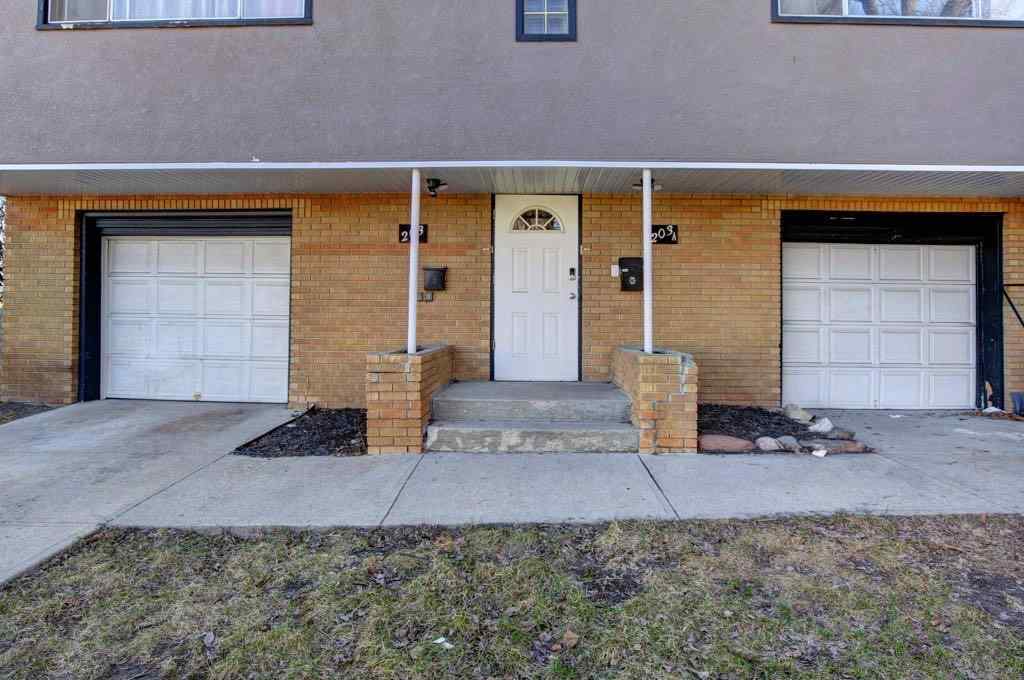 MLS® A2215051 - 203 43 Avenue SW in Parkhill Calgary, Residential