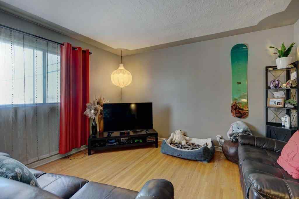 MLS® A2215051 - 203 43 Avenue SW in Parkhill Calgary, Residential