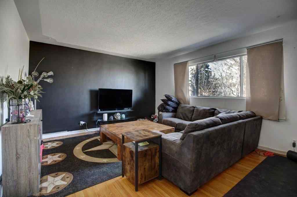 MLS® A2215051 - 203 43 Avenue SW in Parkhill Calgary, Residential