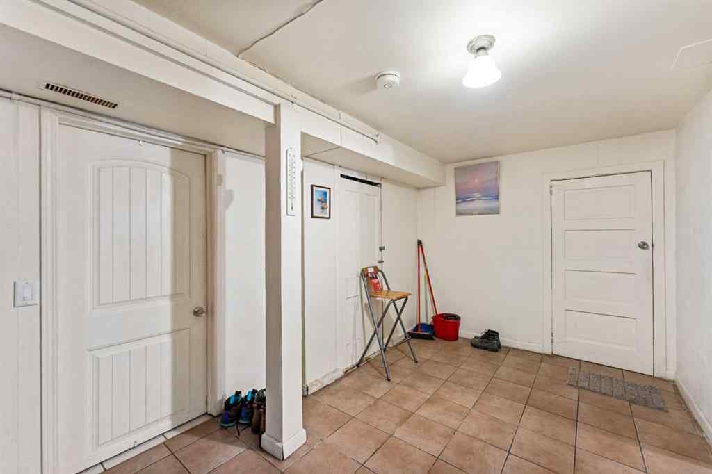 MLS® A2215530 - 216 15 Avenue NW in Crescent Heights Calgary, Residential