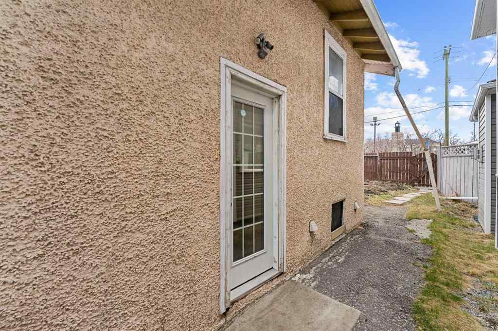 MLS® A2215530 - 216 15 Avenue NW in Crescent Heights Calgary, Residential