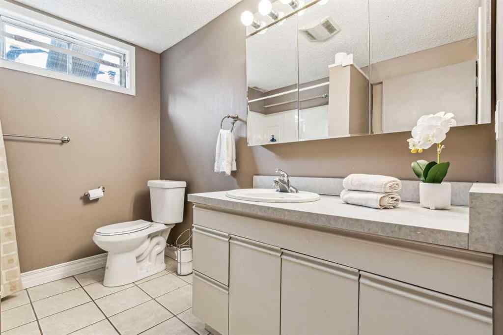 MLS® A2216457 - 220 72 Avenue NE in Huntington Hills Calgary, Residential