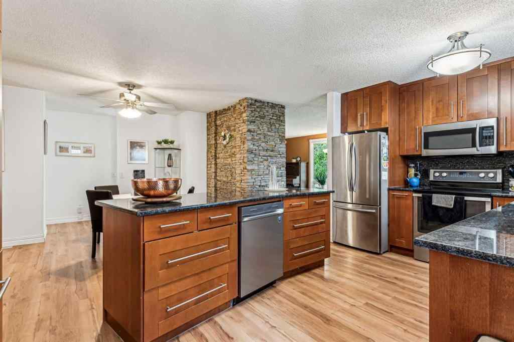 MLS® A2216457 - 220 72 Avenue NE in Huntington Hills Calgary, Residential