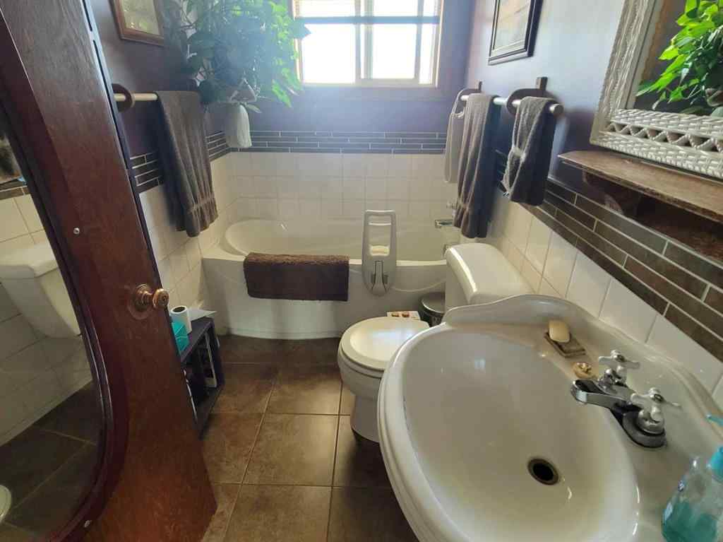 MLS® A2217742 - 209 Centre Street S in NONE Linden, Residential