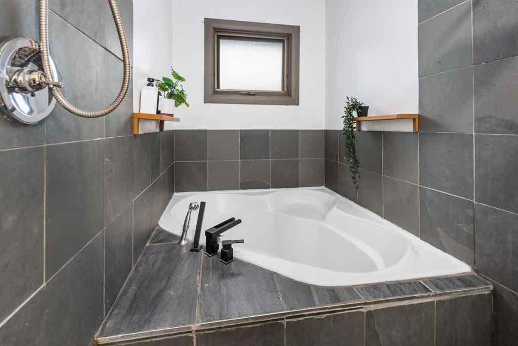 MLS® A2219124 - 4504 14 Street NW in North Haven Calgary, Residential