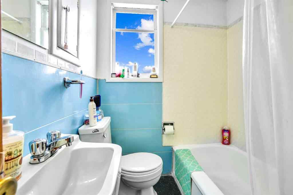 MLS® A2219374 - 112 29 Avenue NW in Tuxedo Park Calgary, Multi-Family