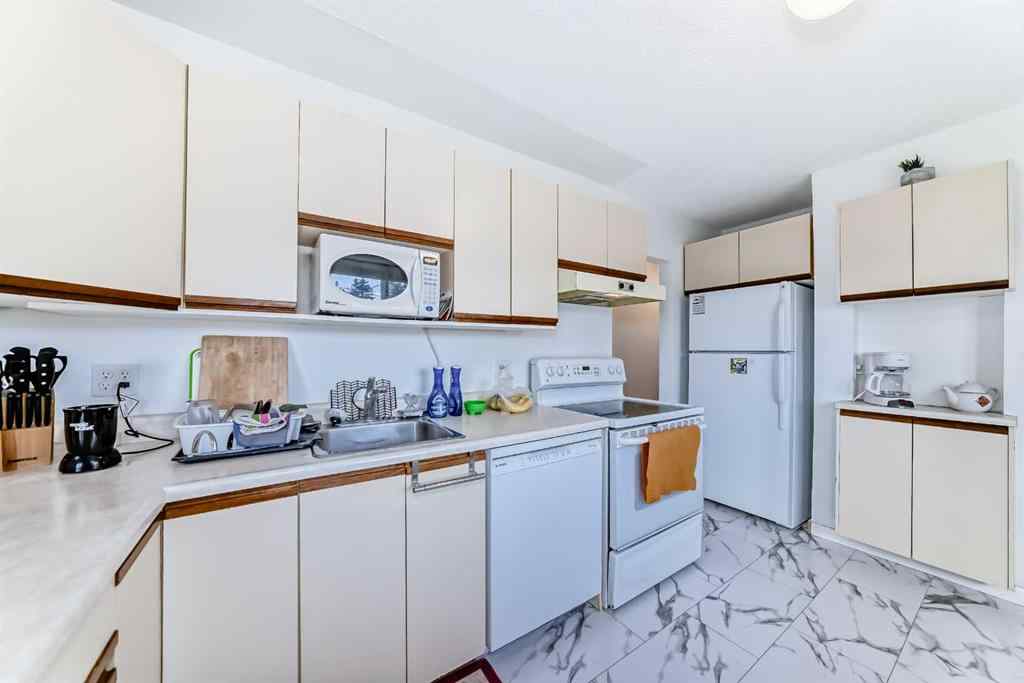 MLS® A2219609 - 708 75 Avenue SW in Kingsland Calgary, Commercial