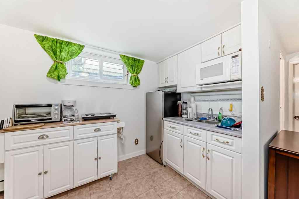 MLS® A2219609 - 708 75 Avenue SW in Kingsland Calgary, Commercial