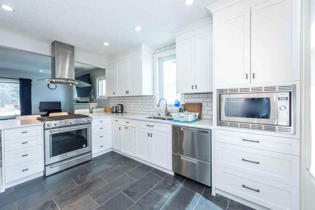 MLS® A2219820 - 219 15 Avenue NE in Crescent Heights Calgary, Residential