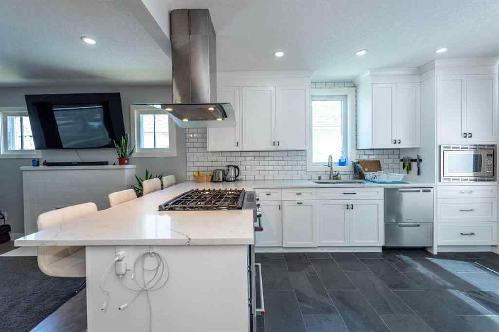 MLS® A2219820 - 219 15 Avenue NE in Crescent Heights Calgary, Residential