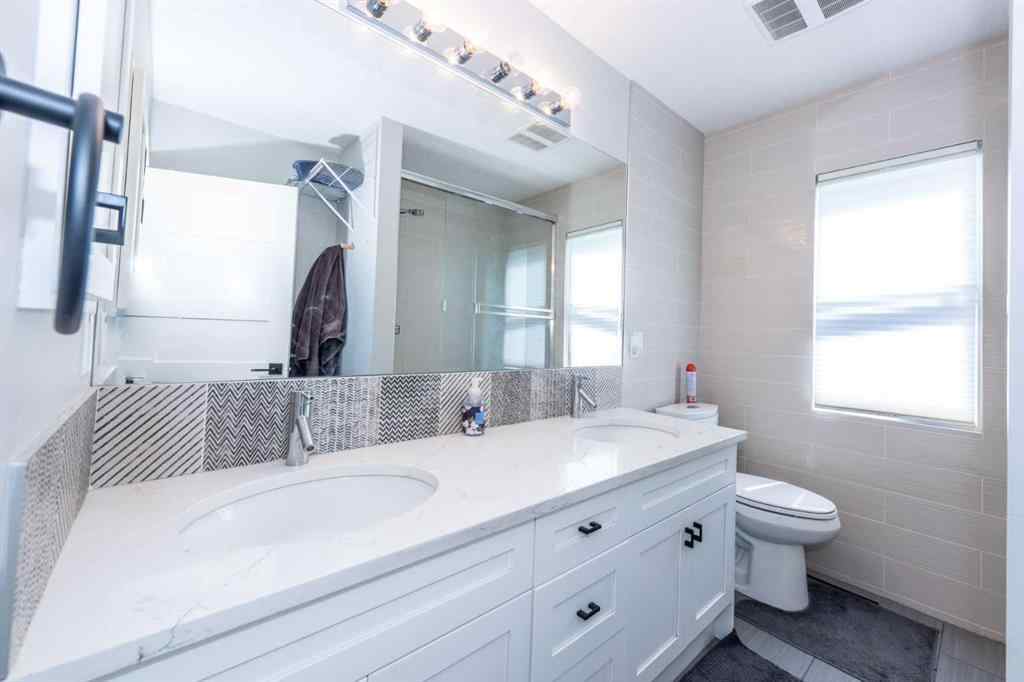 MLS® A2219820 - 219 15 Avenue NE in Crescent Heights Calgary, Residential
