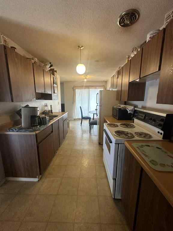 MLS® A2220252 - Unit #1-4 605 12 Avenue  in Hanna Hanna, Multi-Family