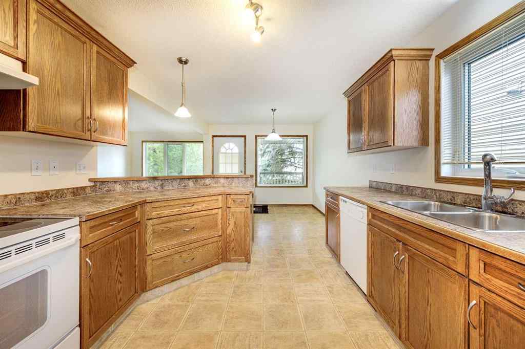 MLS® A2220532 - 5009 41 Street  in Cottage Area Sylvan Lake, Residential