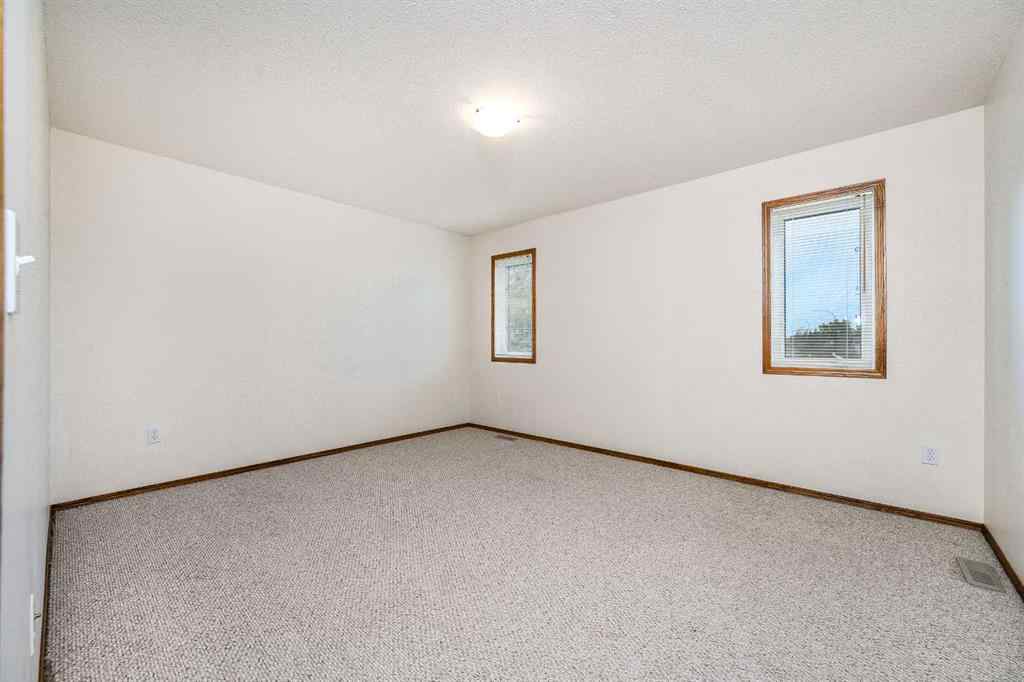 MLS® A2220532 - 5009 41 Street  in Cottage Area Sylvan Lake, Residential