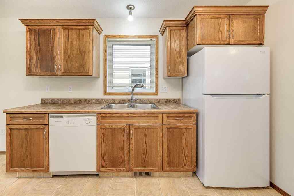 MLS® A2220532 - 5009 41 Street  in Cottage Area Sylvan Lake, Residential