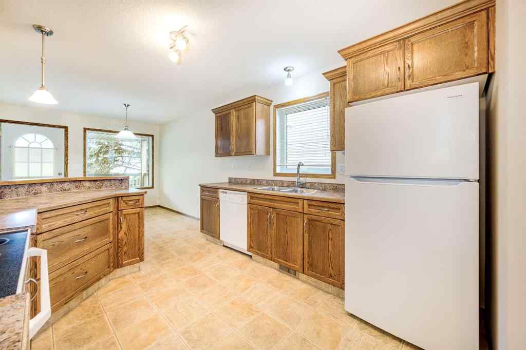 MLS® A2220532 - 5009 41 Street  in Cottage Area Sylvan Lake, Residential