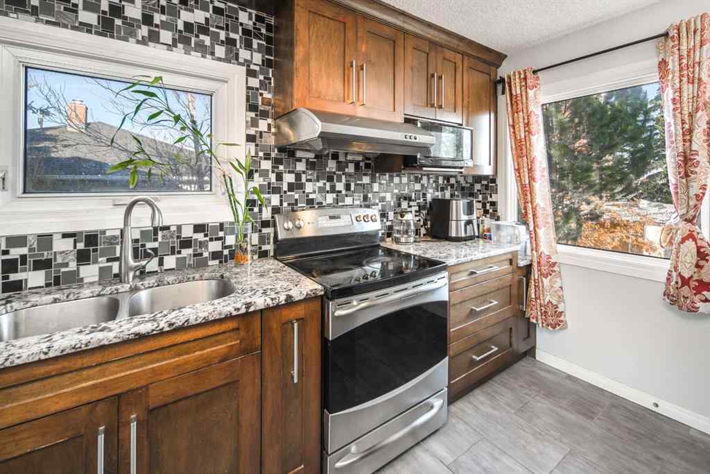 MLS® A2222438 - 5424 Thorncliffe Drive NW in Thorncliffe Calgary, Residential