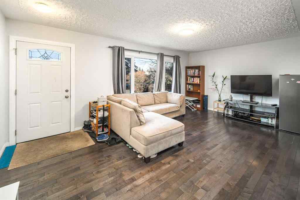 MLS® A2222438 - 5424 Thorncliffe Drive NW in Thorncliffe Calgary, Residential