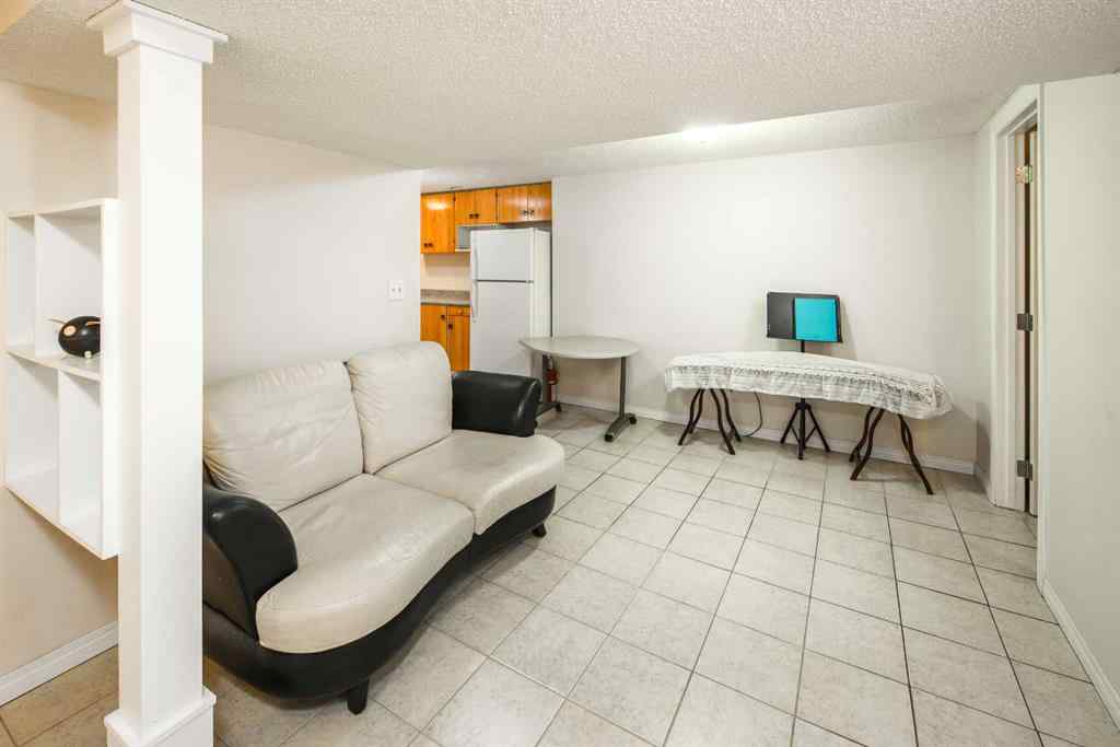 MLS® A2222438 - 5424 Thorncliffe Drive NW in Thorncliffe Calgary, Residential