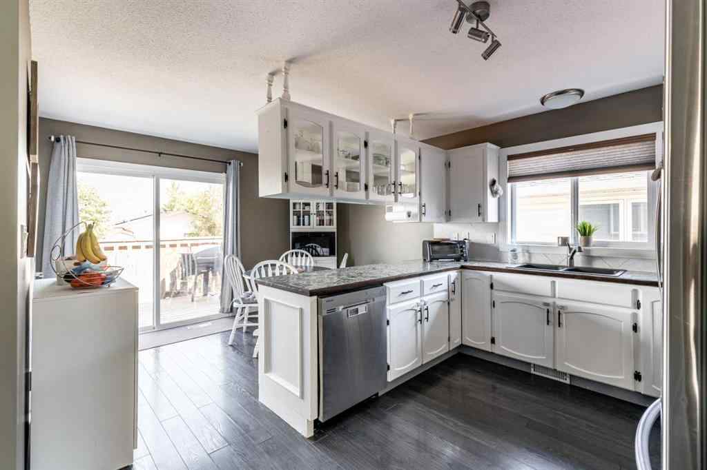 MLS® A2222807 - 10 Rundle Crescent SE in Ross Glen Medicine Hat, Residential