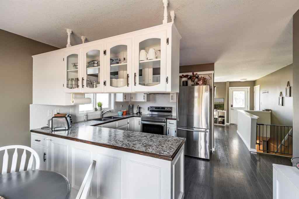 MLS® A2222807 - 10 Rundle Crescent SE in Ross Glen Medicine Hat, Residential