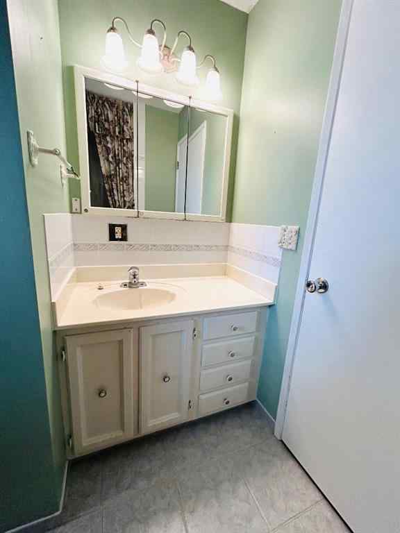 MLS® A2223032 - 202 7 Avenue E in NONE Oyen, Residential