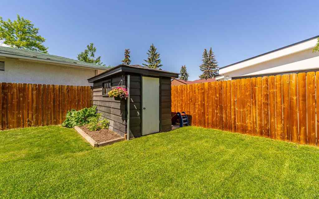 MLS® A2223634 - 2604 11 Avenue NW in St Andrews Heights Calgary, Residential