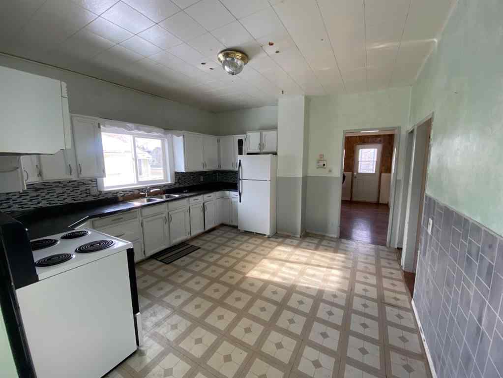 MLS® A2223895 - 221 2 ave E Avenue  in Hanna Hanna, Residential