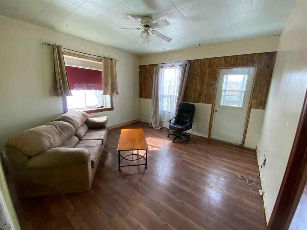 MLS® A2223895 - 221 2 ave E Avenue  in Hanna Hanna, Residential