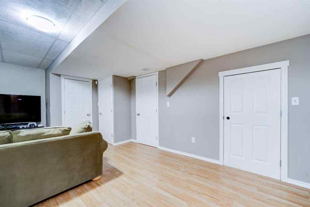 MLS® A2223976 - Unit ##2 221 17 Avenue NE in Tuxedo Park Calgary, Residential