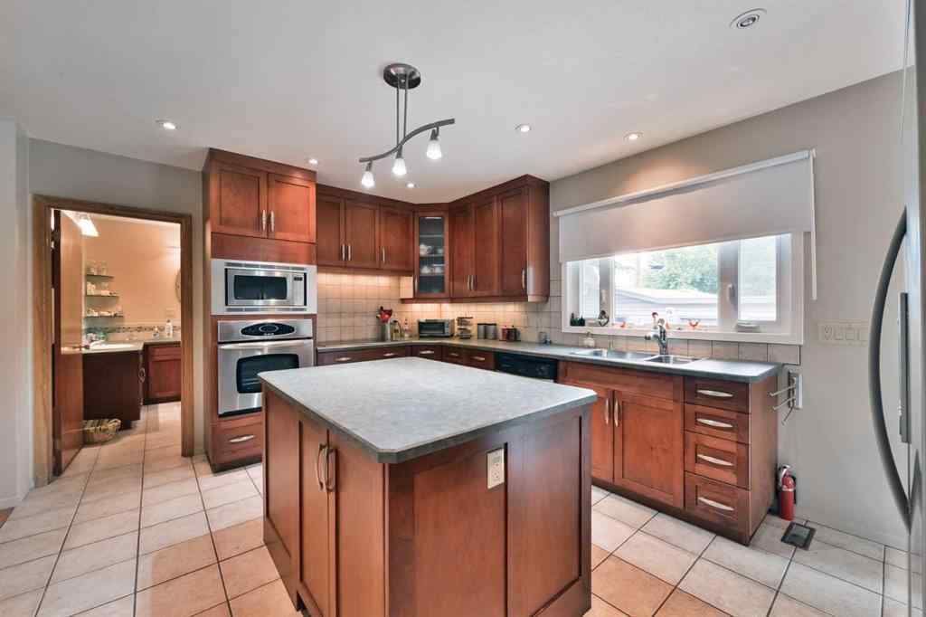 MLS® A2224779 - 5712 Layzell Road SW in North Glenmore Park Calgary, Residential