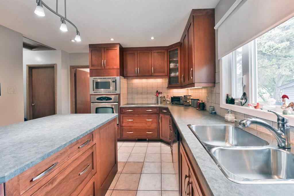 MLS® A2224779 - 5712 Layzell Road SW in North Glenmore Park Calgary, Residential