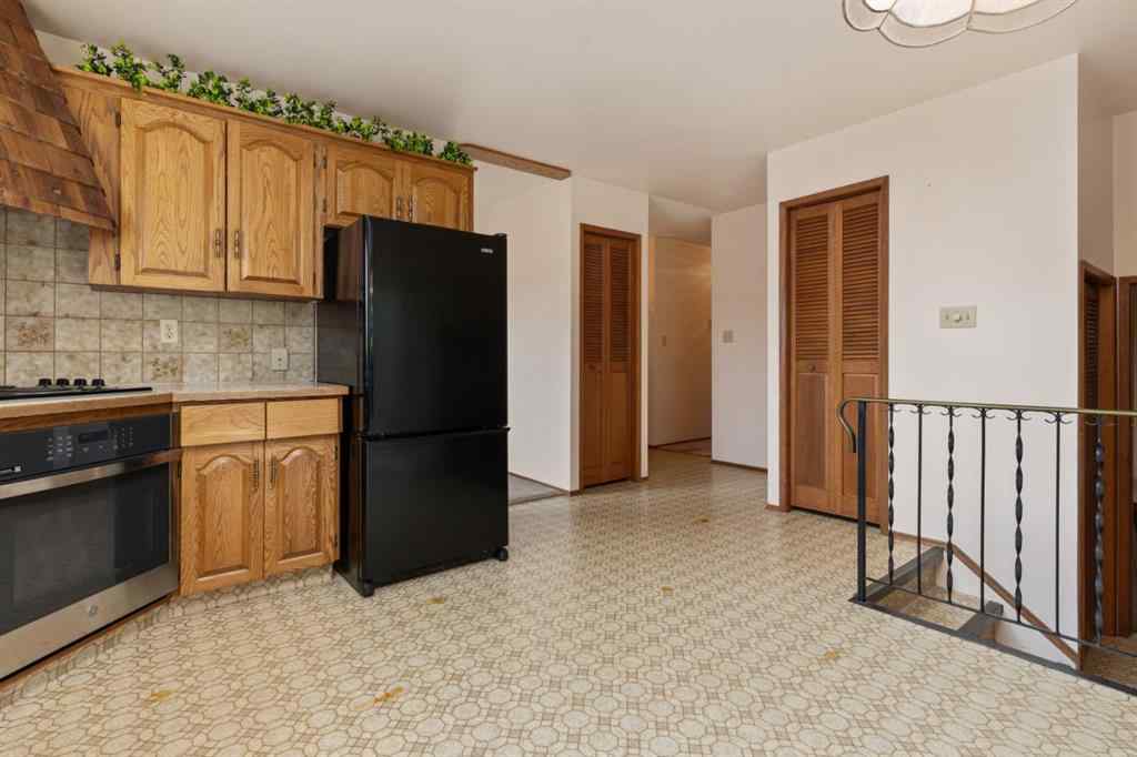 MLS® A2224895 - 4305 74 Street  in Duggan Park Camrose, Residential