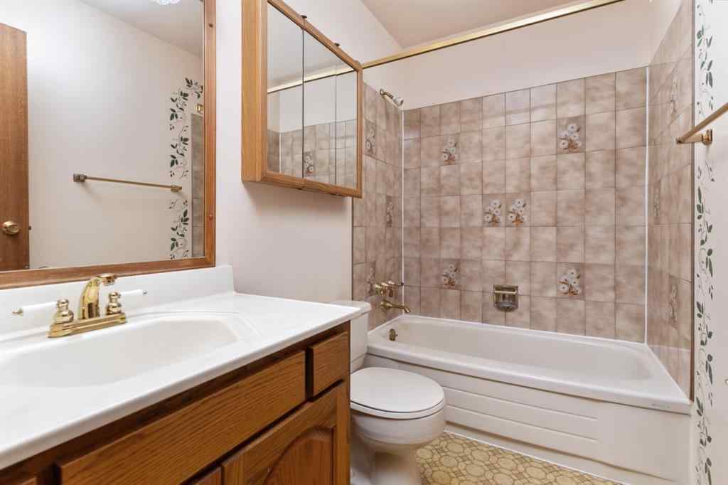 MLS® A2224895 - 4305 74 Street  in Duggan Park Camrose, Residential