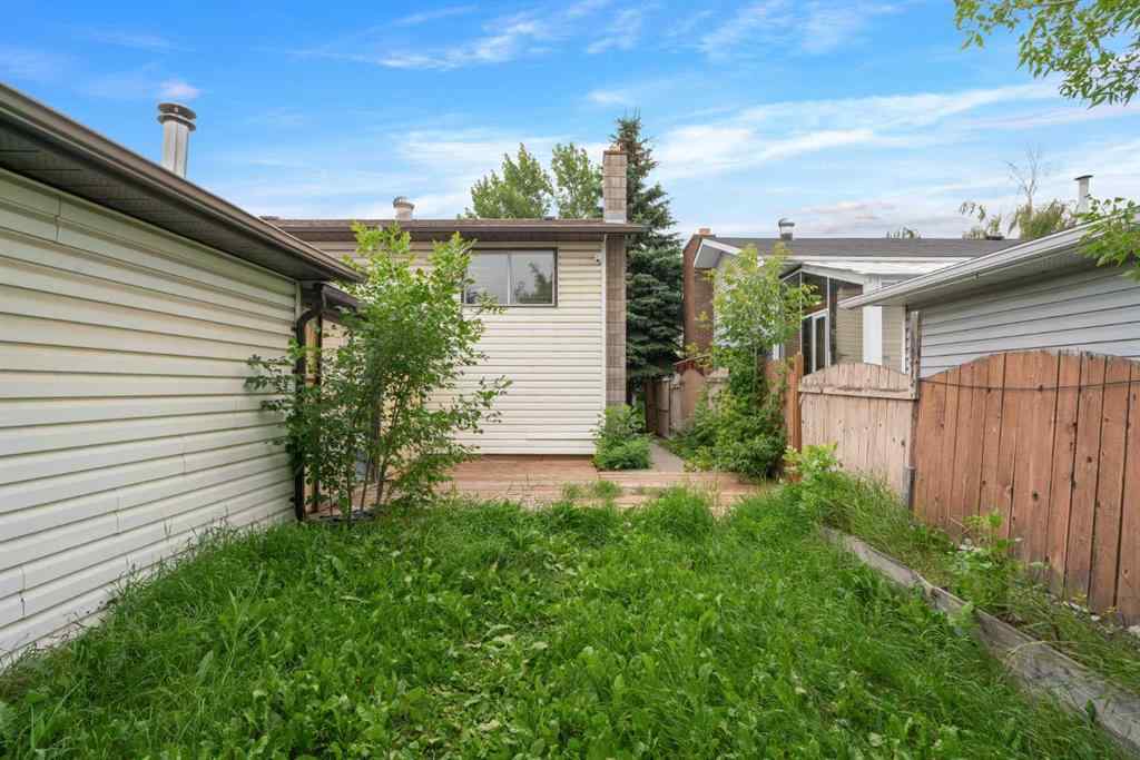 MLS® A2224900 - 319 Rundlelawn Road NE in Rundle Calgary, Residential